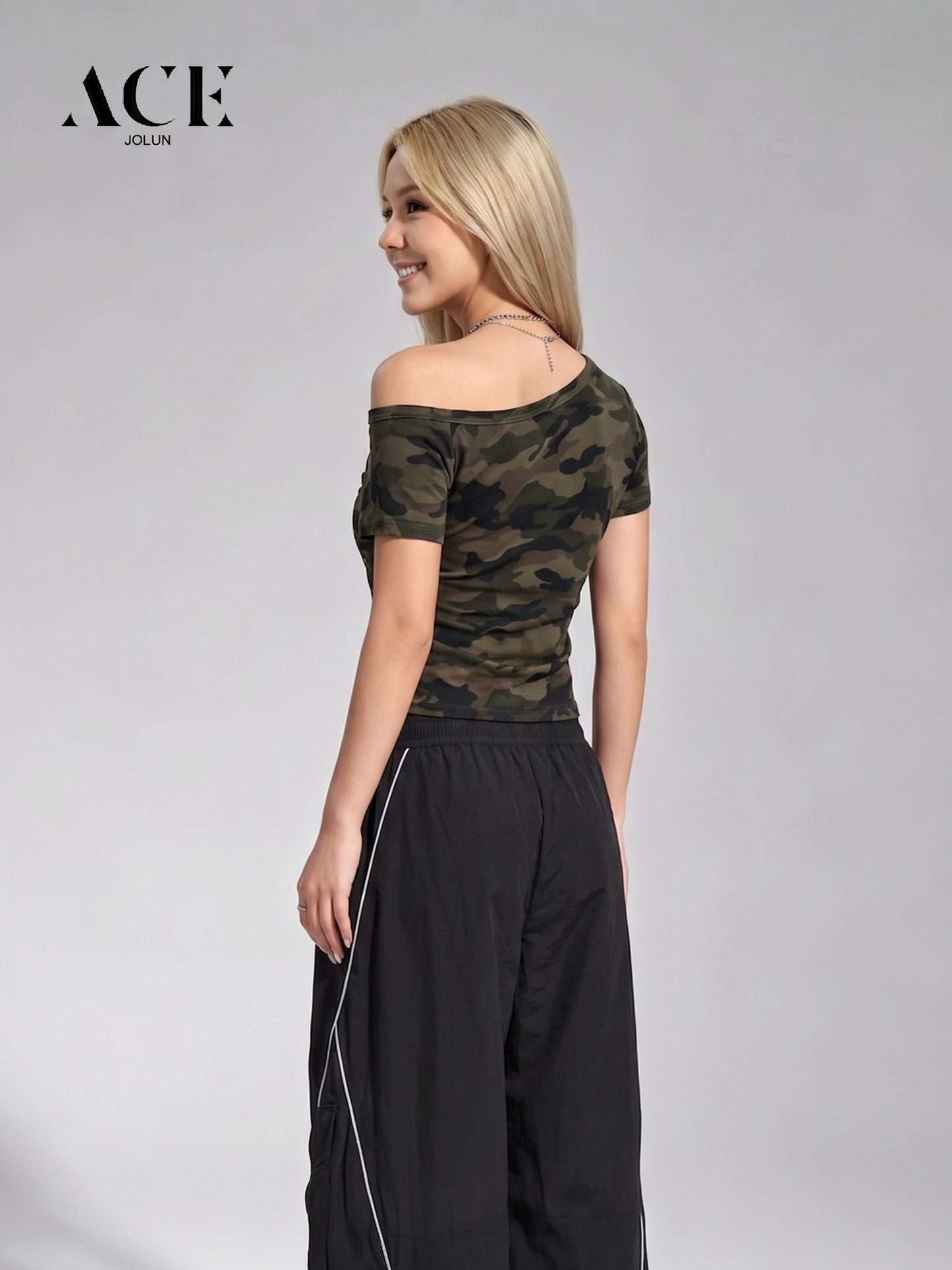 anna.outdoor CAMO Off-The-Shoulder Baby Tee