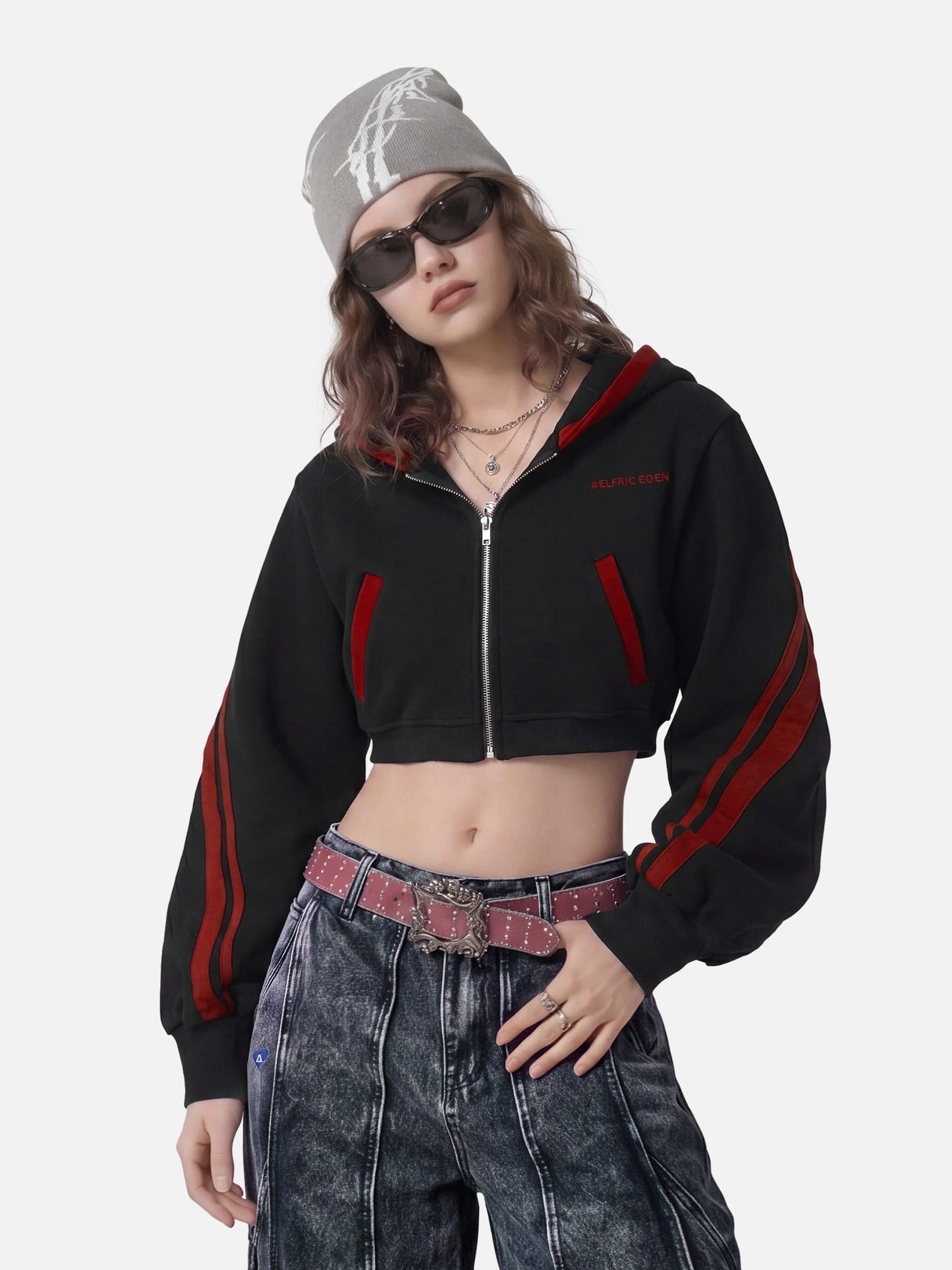 Sudadera con capucha y cremallera Aelfric Eden con rayas de contraste y corte corto.