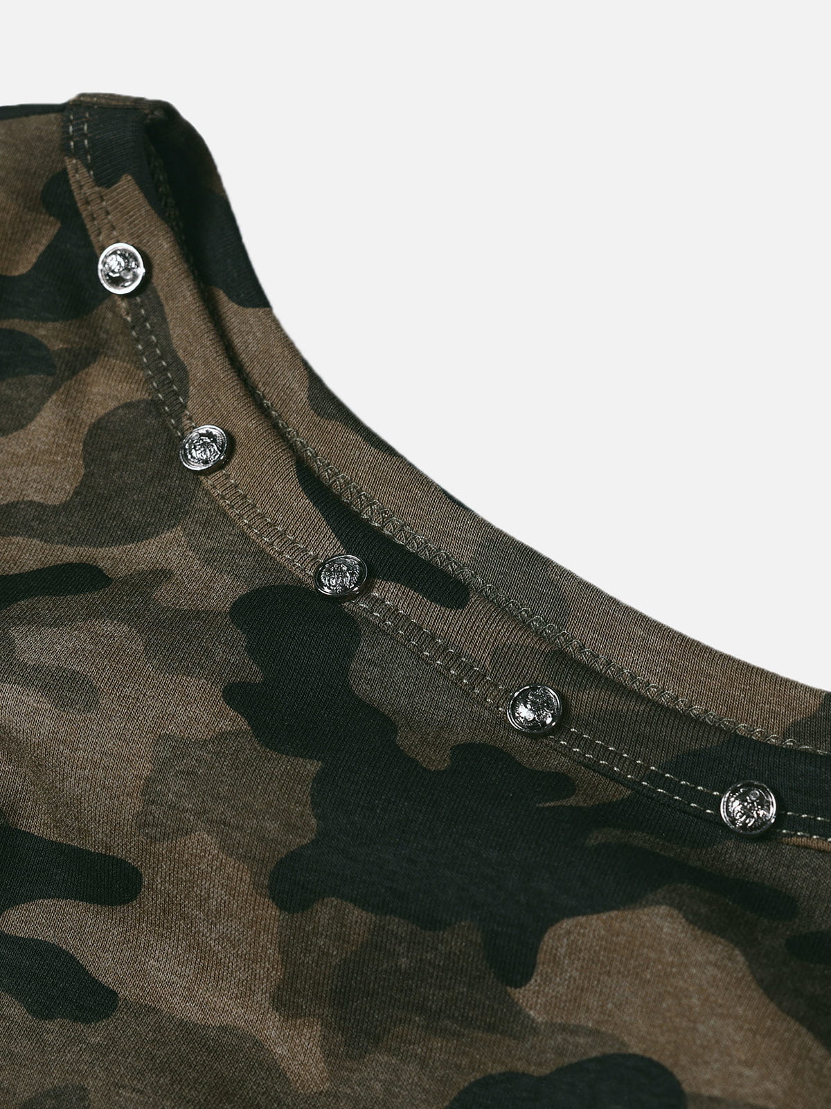 anna.outdoor CAMO Off-The-Shoulder Baby Tee